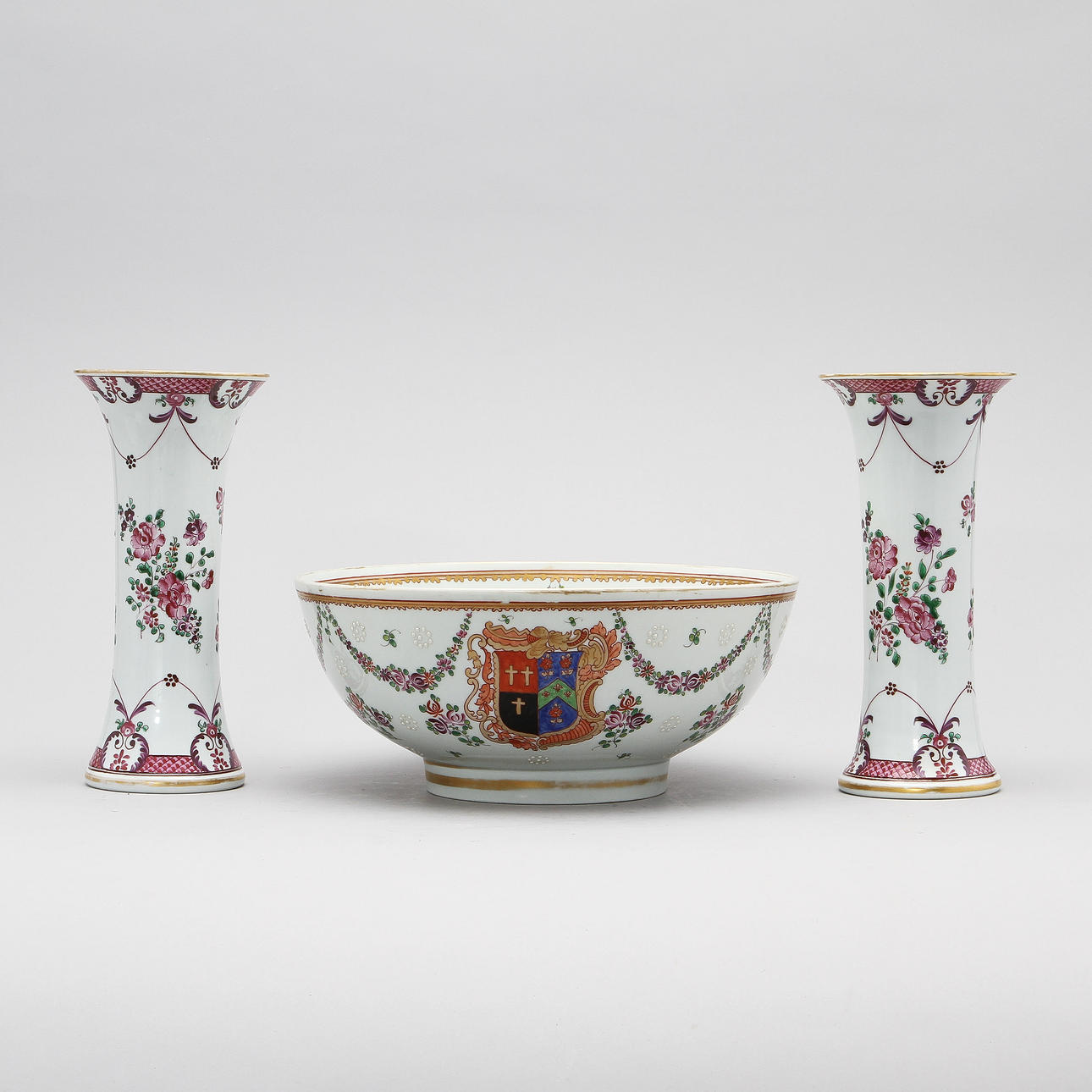 BÅLSKÅL samt VASER, ett par, porslin, Samson, 1800/1900-tal.