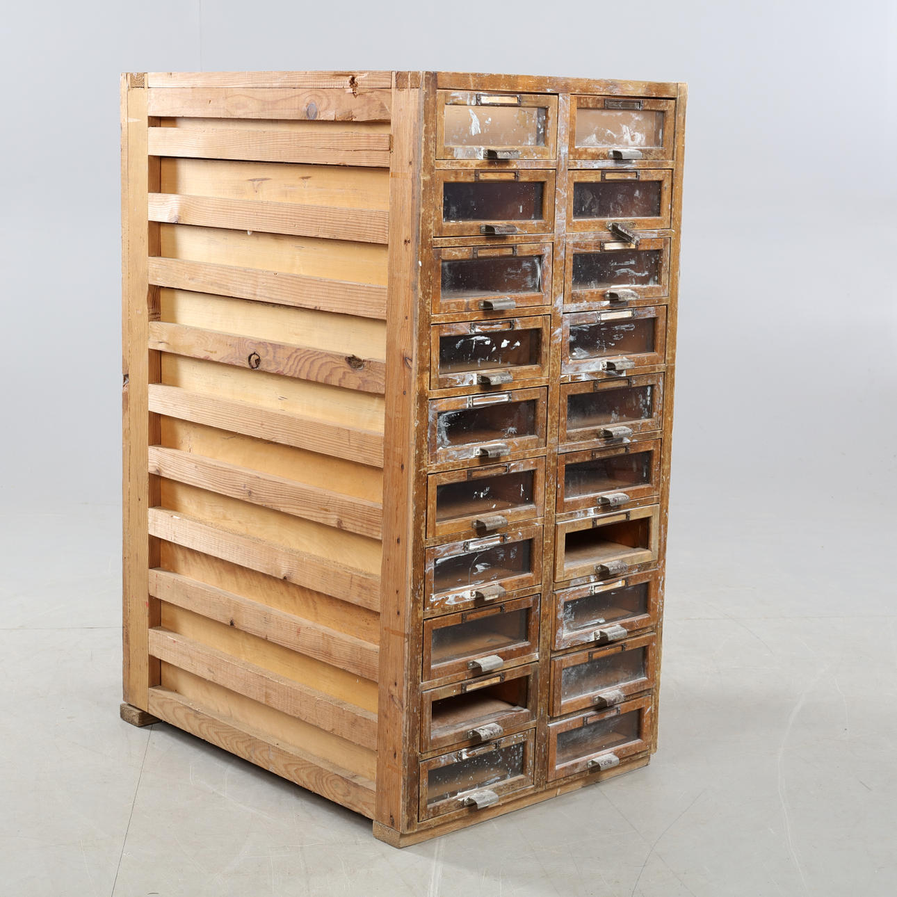 KÖPMANSDISK,trä med glas ,1900-tal.