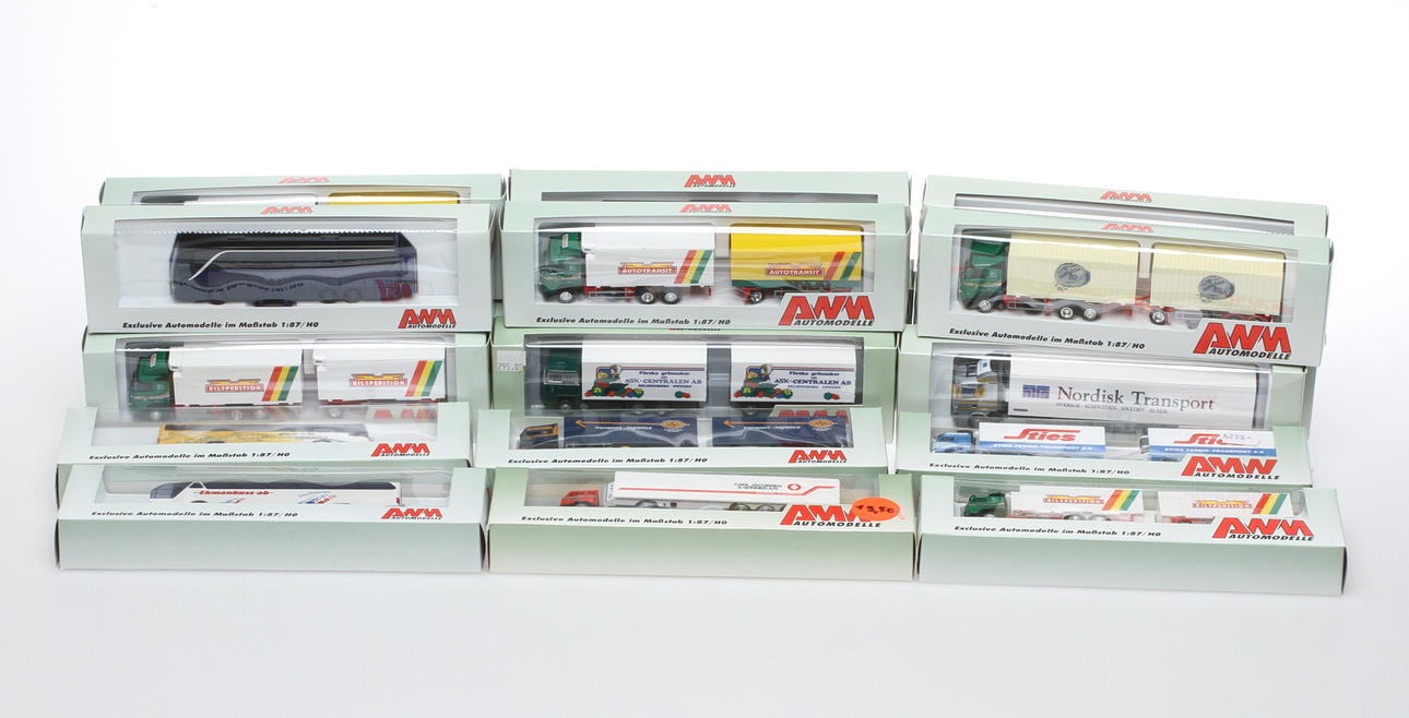 MODELLBILAR AWM 21 bussar och lastbilar i originalkartong.