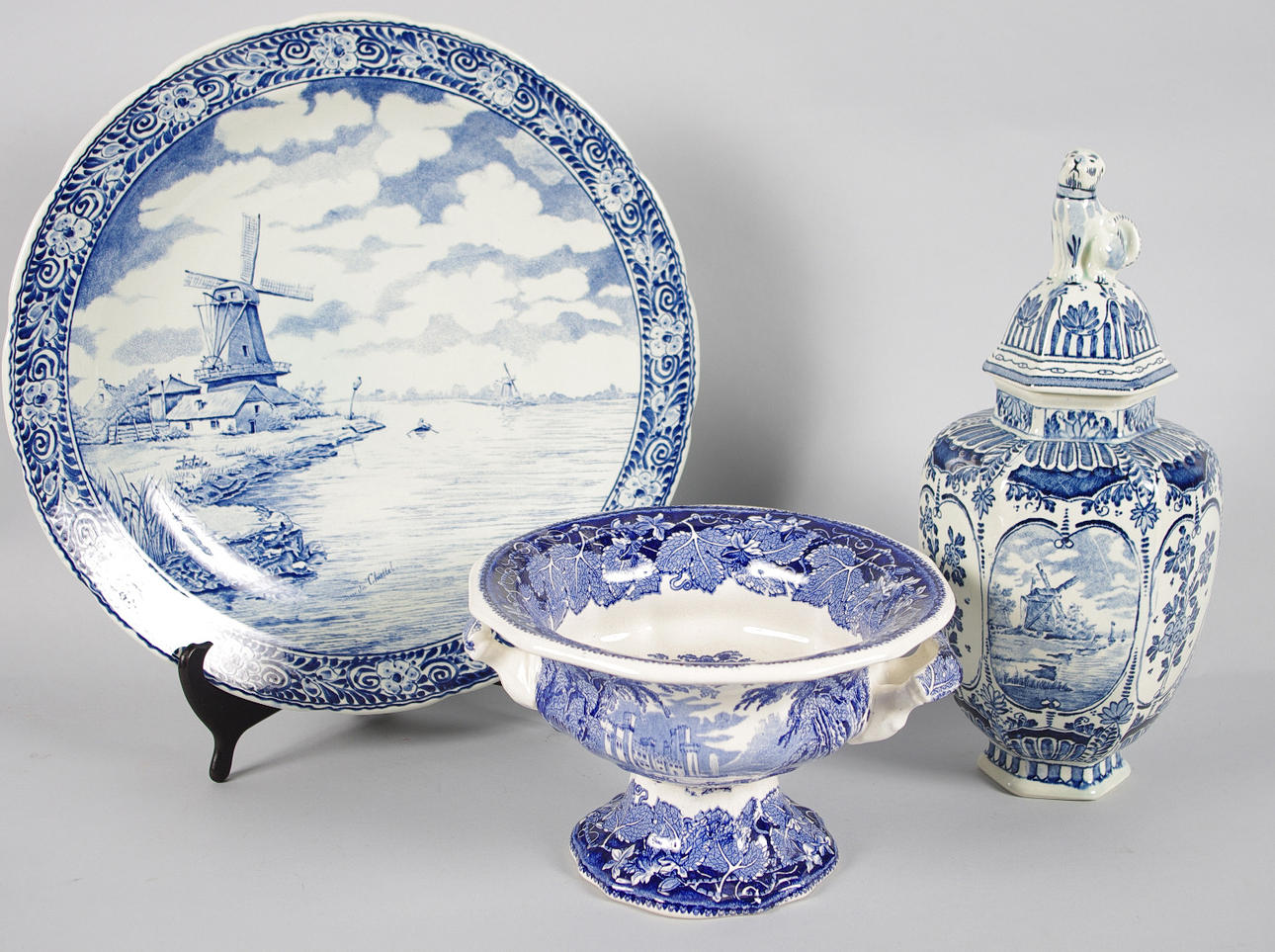 SKÅL, FAT SAMT LOCKURNA, blå/vitt porslin.