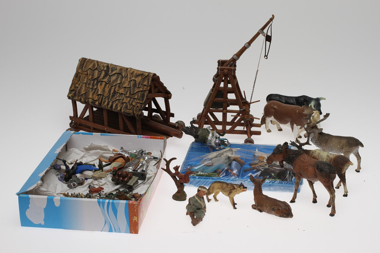 PARTI LEKSAKER, bland annat dockor, plastfigurer, bygglådor och pussel. 1900-tal.