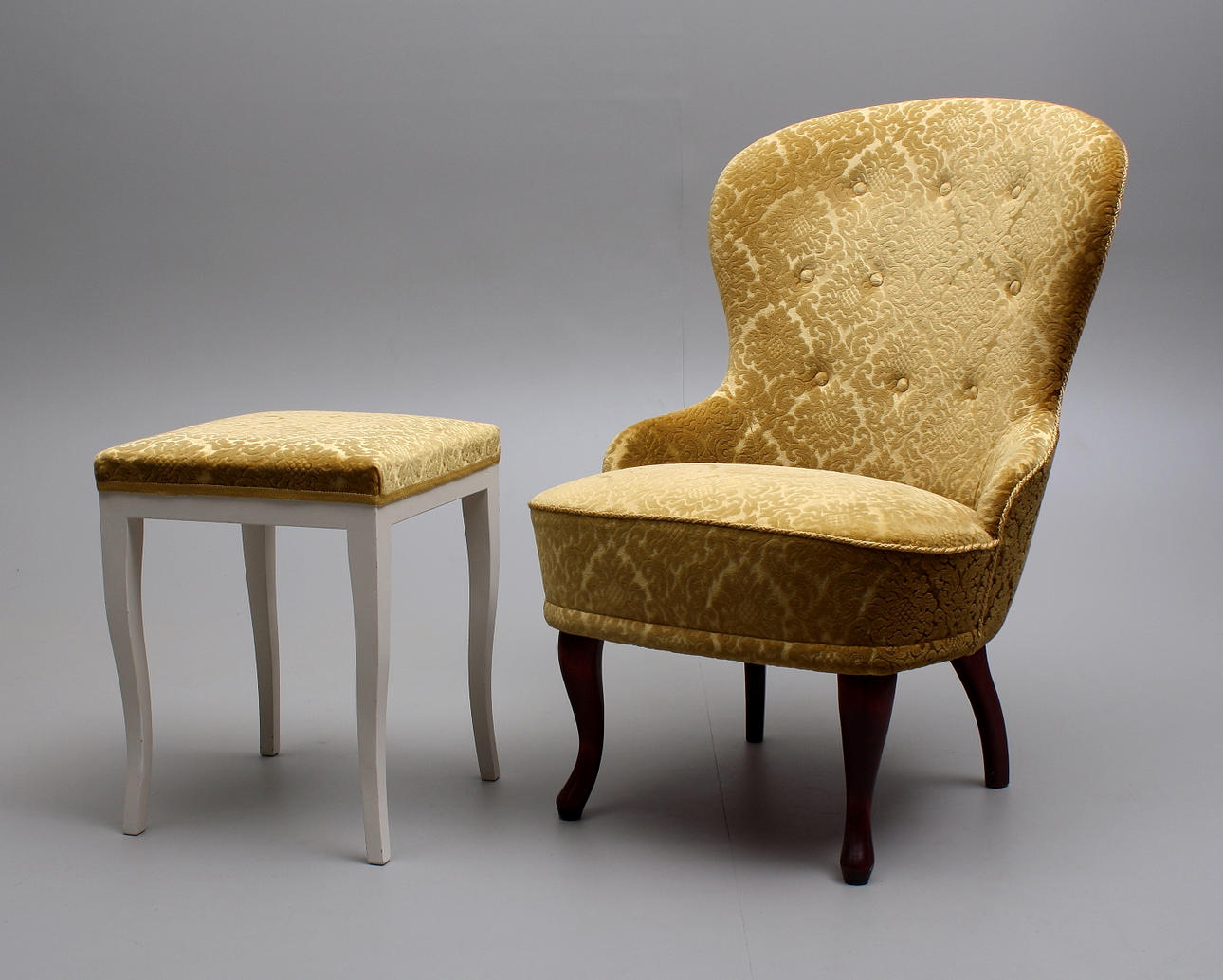 EMMAFÅTÖLJ + PALL, båda 1900-tal.