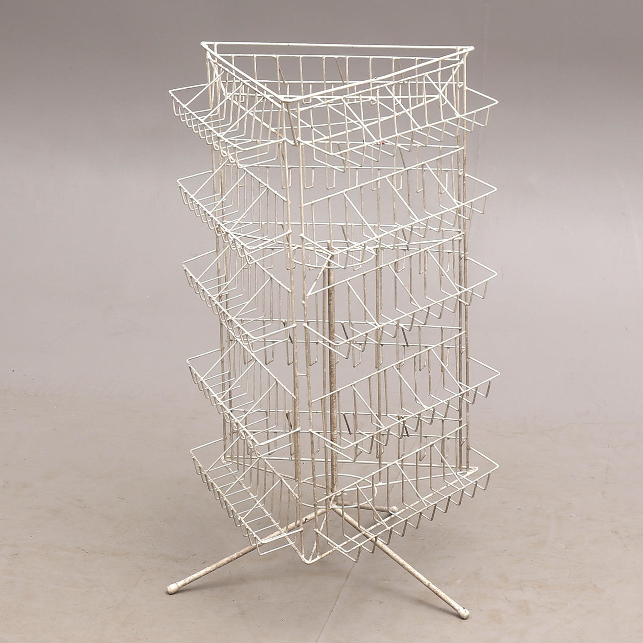 LADENSTAND, String, Mitte 20. Jahrhundert.