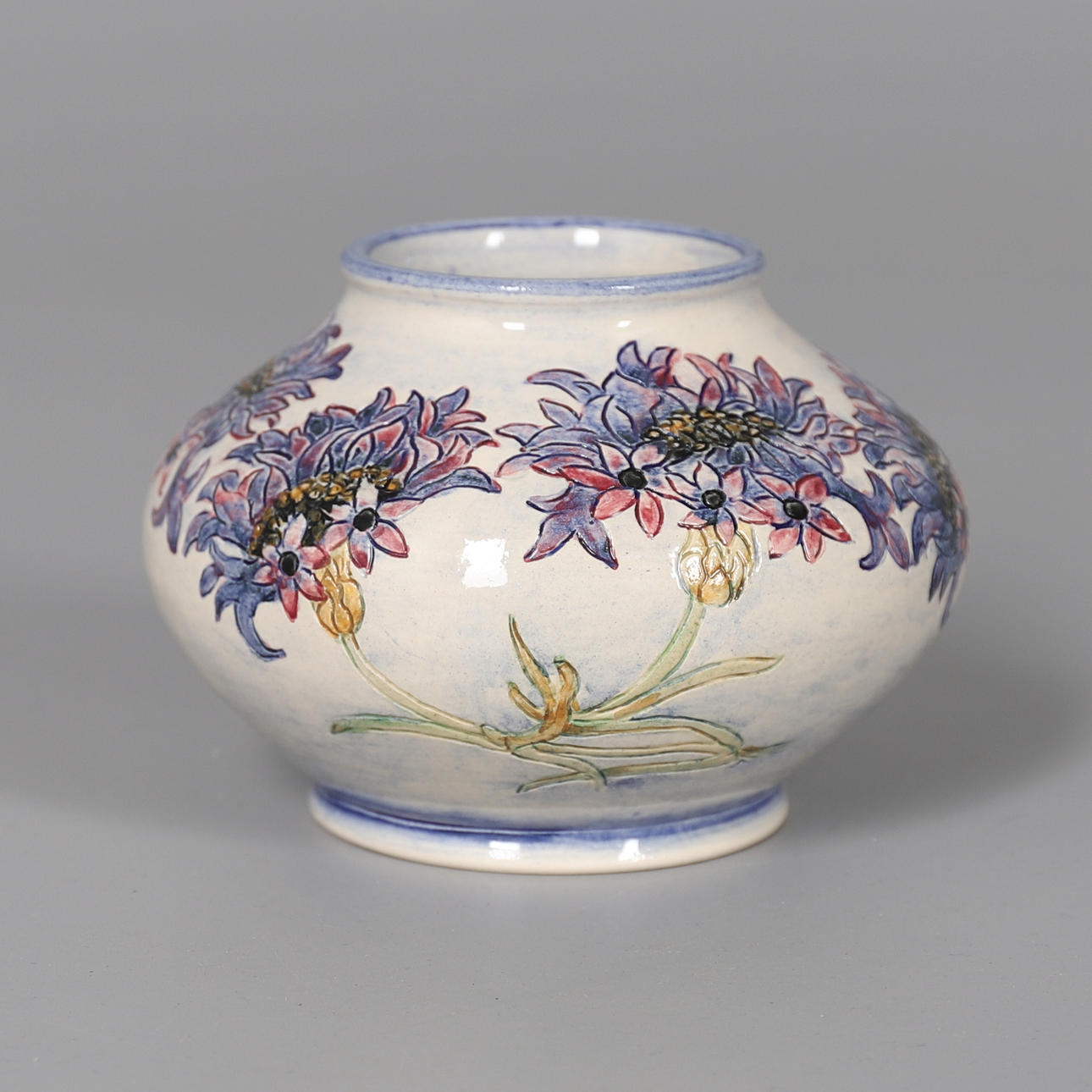 KATHERINE LLOYD. BLÅKLINT BLÅ KERAMIK.