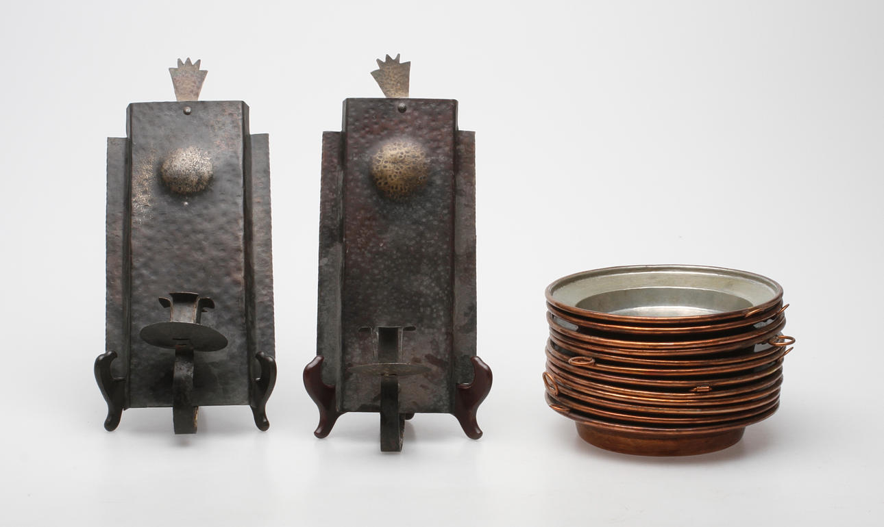 TALLRIKAR, 12 st, koppar samt LAMPETTER, ett par, järn.