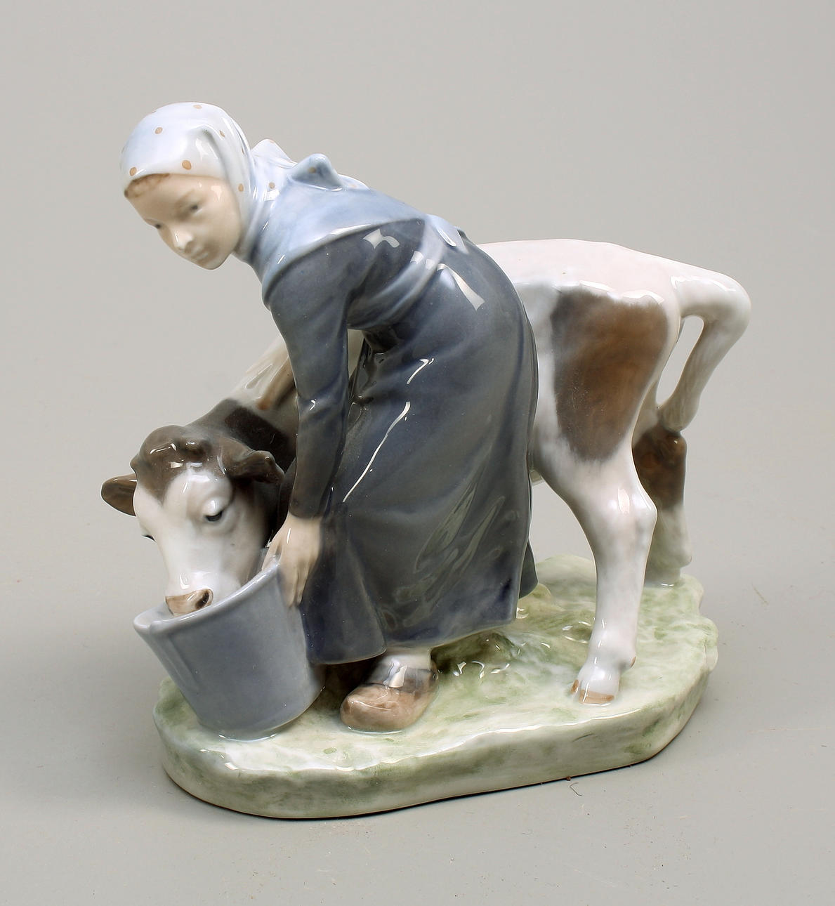 PORSLINSFIGURIN, piga med kalv, Royal Copenhagen.