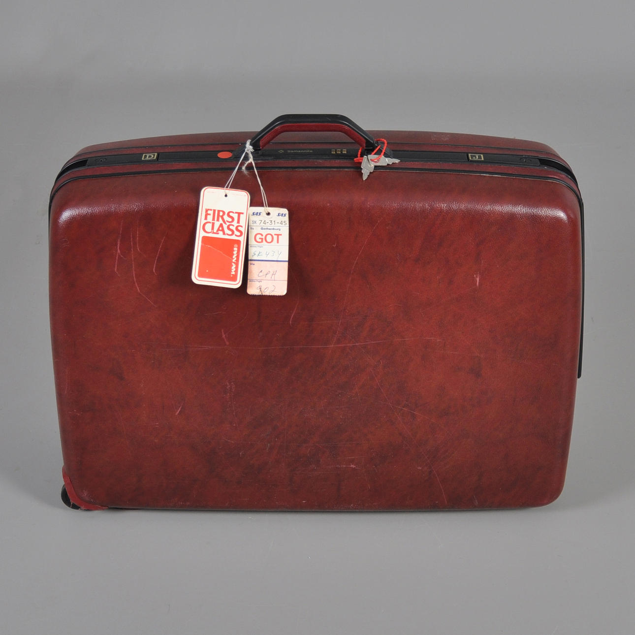 SUITCASE, 4-suite Samsonite.