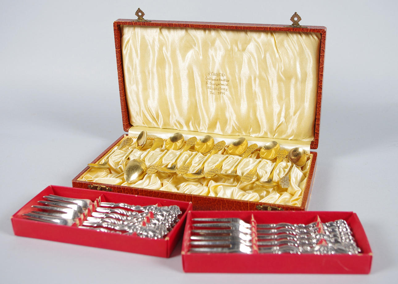 12 SKEDAR SAMT 12 TÅRTGAFFLAR i etui, nysilver.