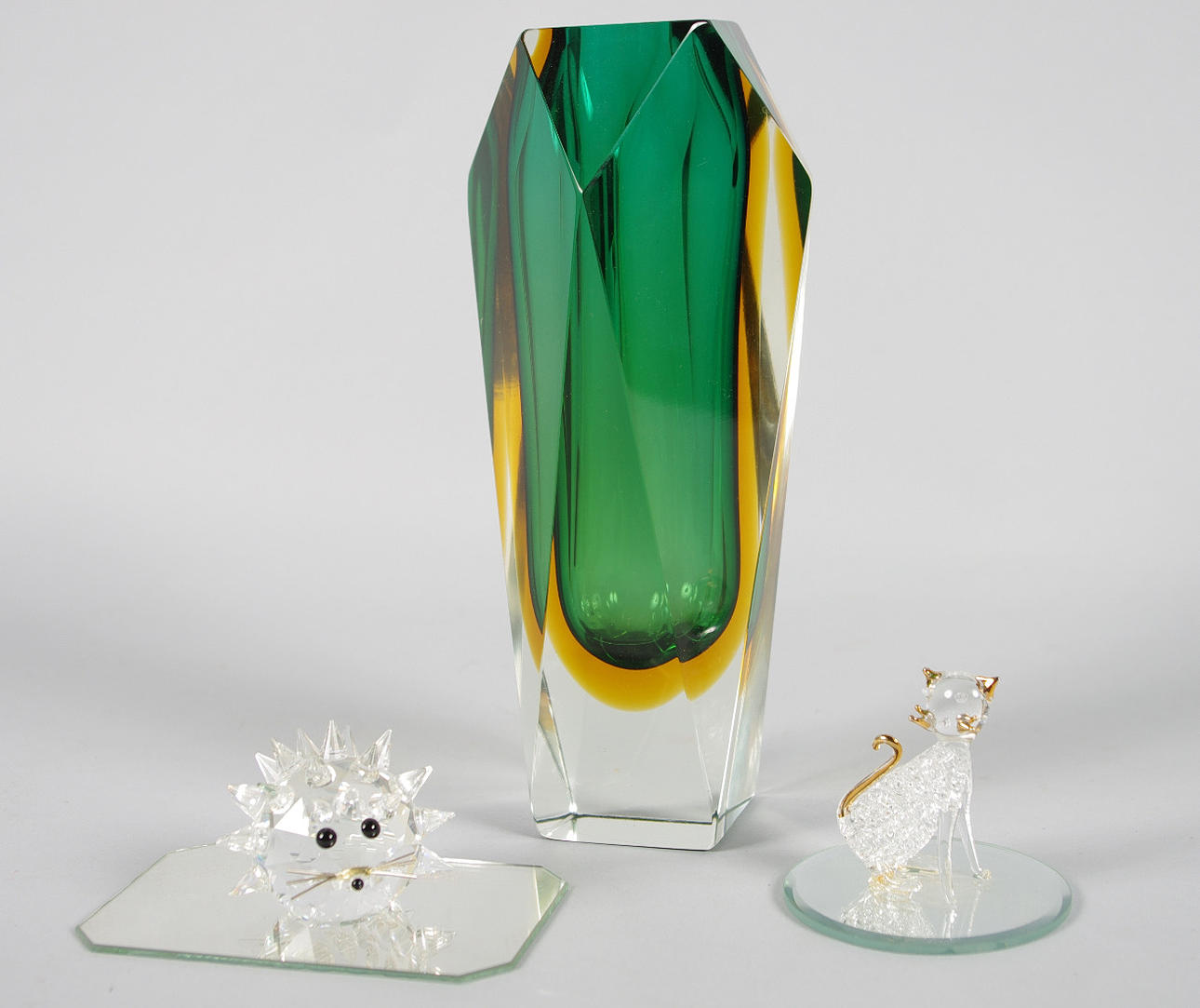 2 GLASFIGURER SAMT GLASVAS, bl.a. Swarovski.