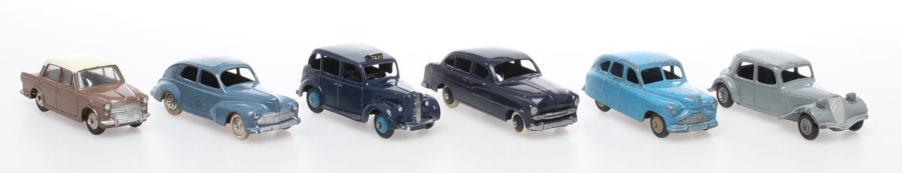DINKY TOYS nummer 24N, 24X, 40H, 531, VANGUARD och PEUGEOT 203.