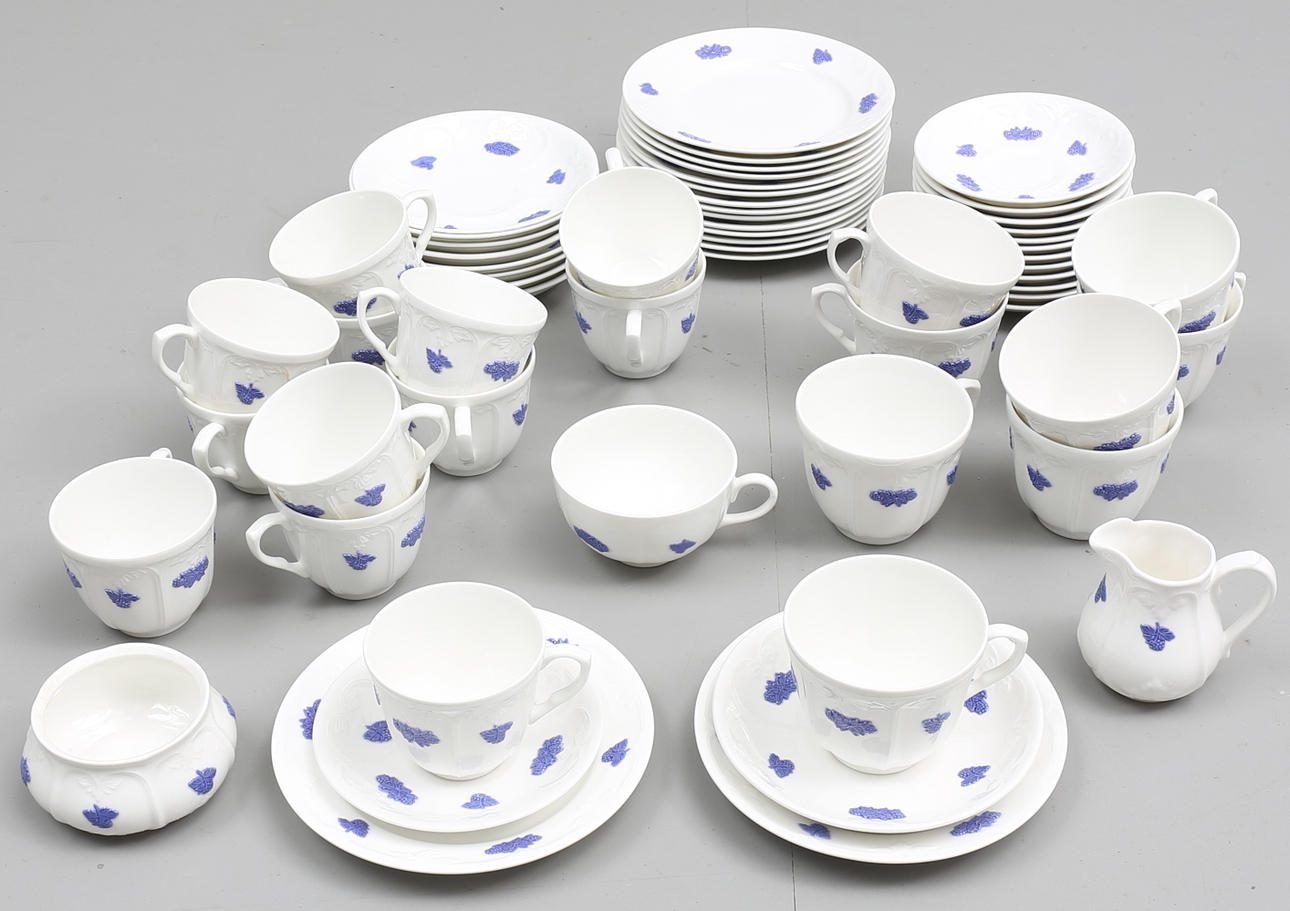 KAFFE OCH TESERVIS, "Blå blom", Gustavsberg, Rörstrand, benporslin, 60 delar.