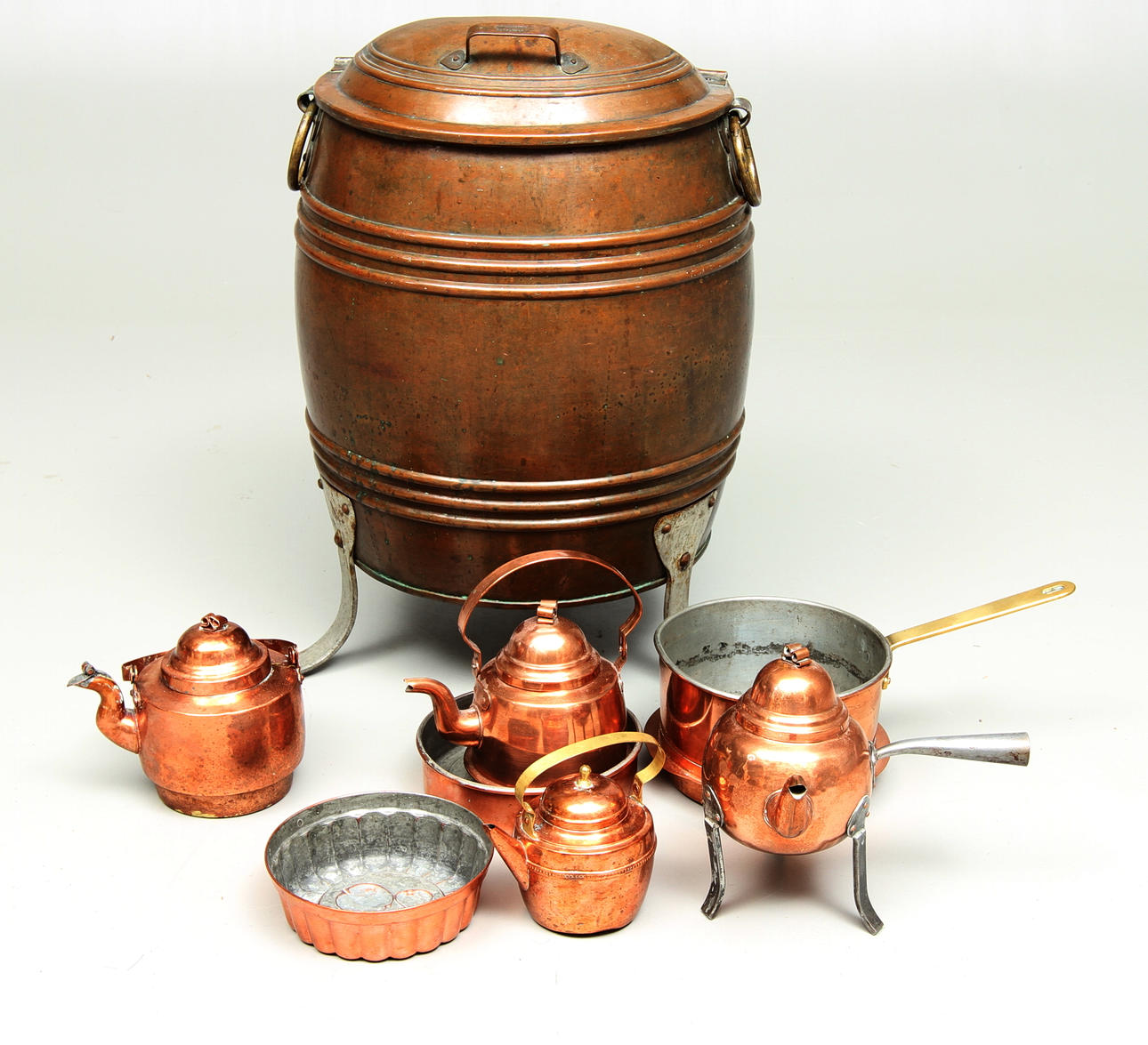 PARTI KOPPAR, 8 delar, bla vattentunna och kannor mm, 1900-tal.