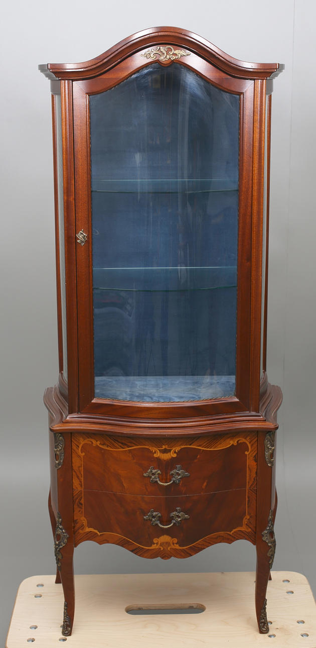 VITRINSKÅP i mahognyfanér. Mitten av 1900-talet.