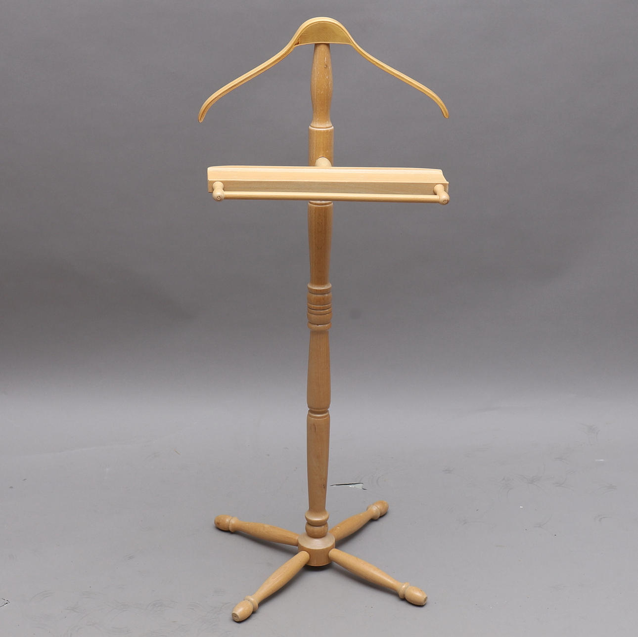 HERRBETJÄNT i trä.