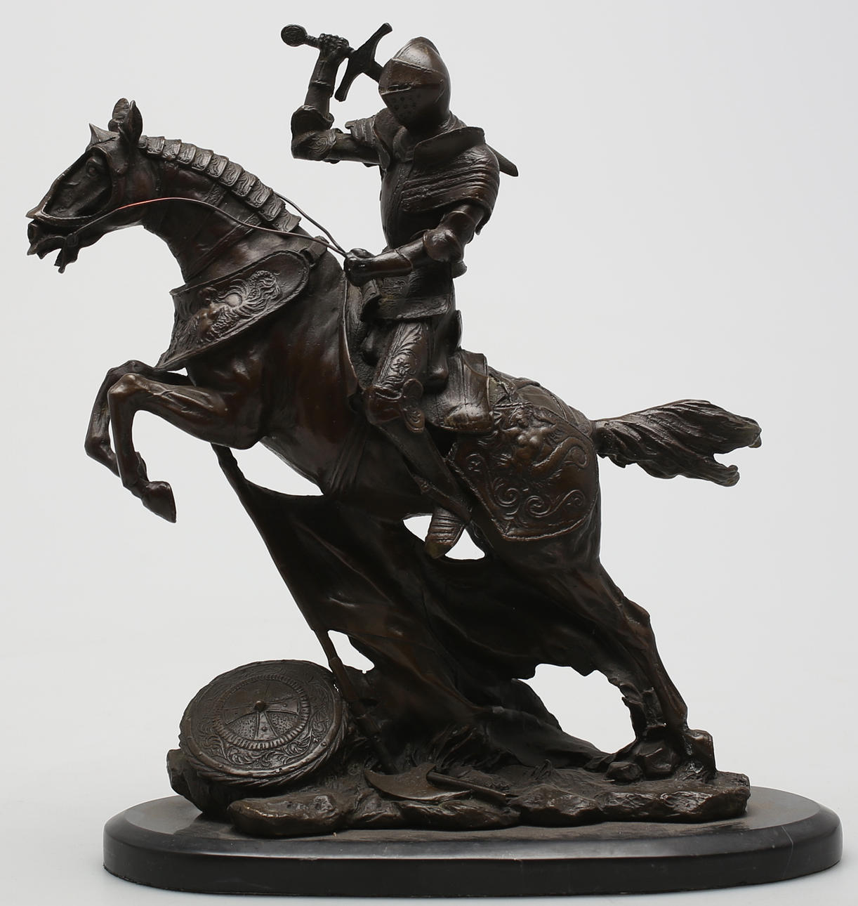 OKÄND KONSTNÄR. Rustad krigare till häst. Brons. Osignerad.