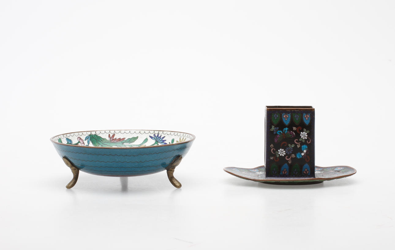 SKÅL samt TÄNDSTICKSHÅLLARE, cloisonne, ostindiska, 1900-tal.