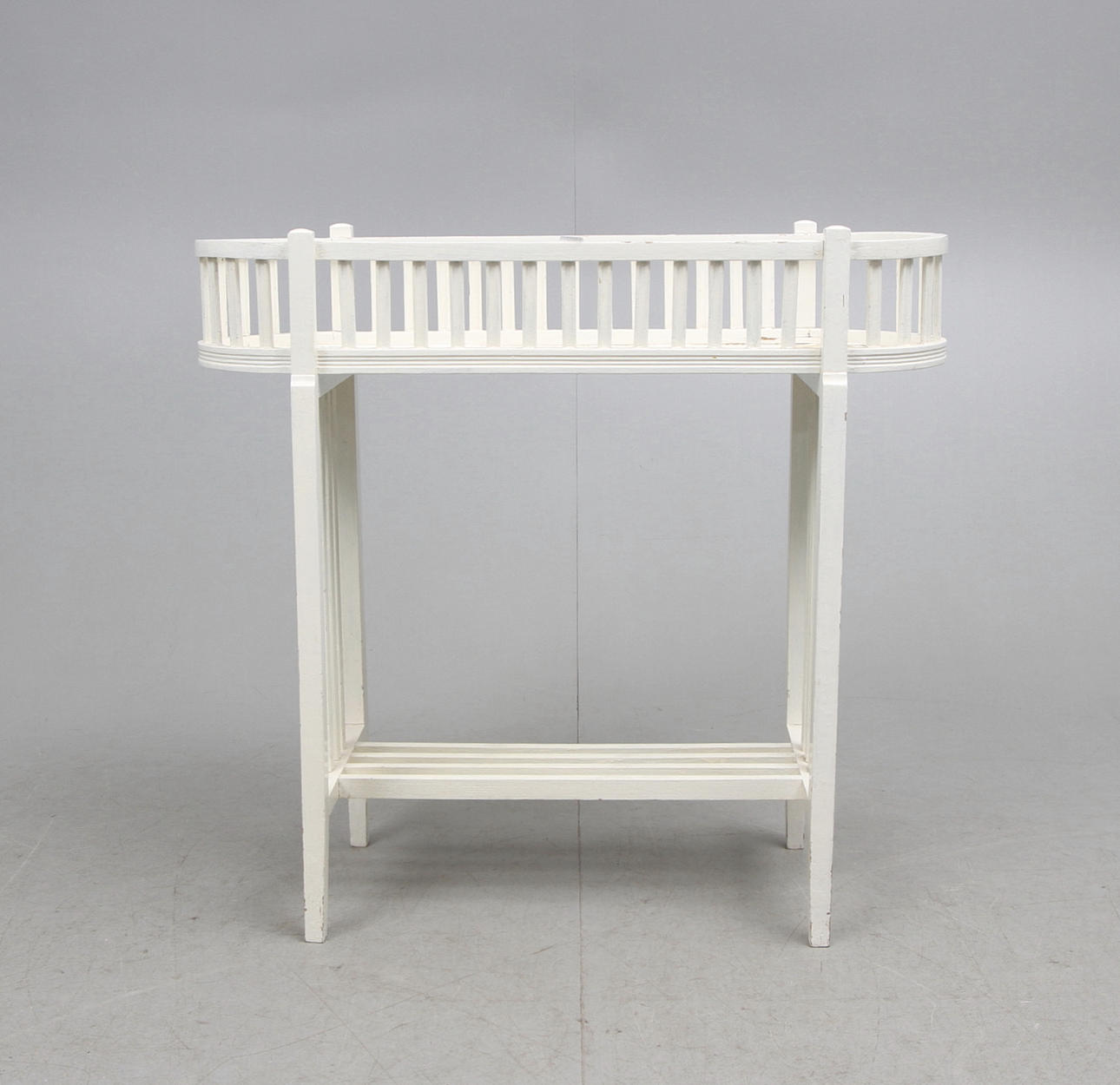 BLOMBORD, vitmålad furu, gustaviansk stil, tidigt 1900-tal.