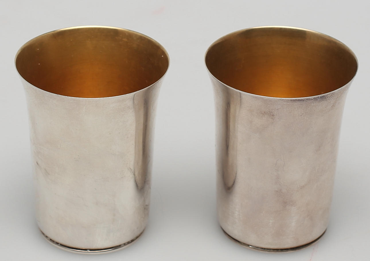 SILVERMUGGAR i ask (2). Skål För Nya tiden 2000. Totalvikt 60 gram.