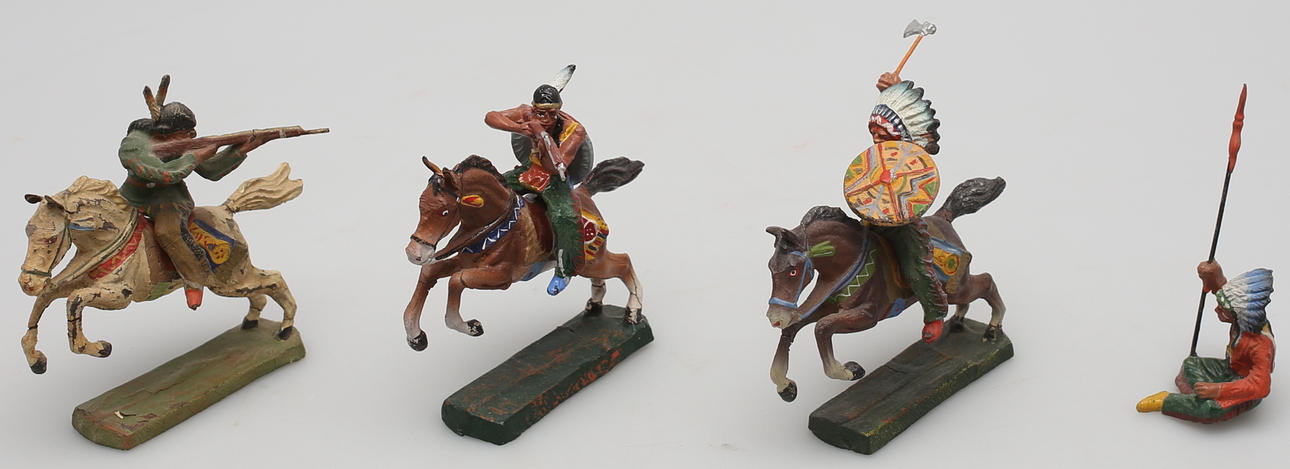 INDIANRYTTARE OCH SITTANDE HÖVDING (4). Märkta Elastolin.