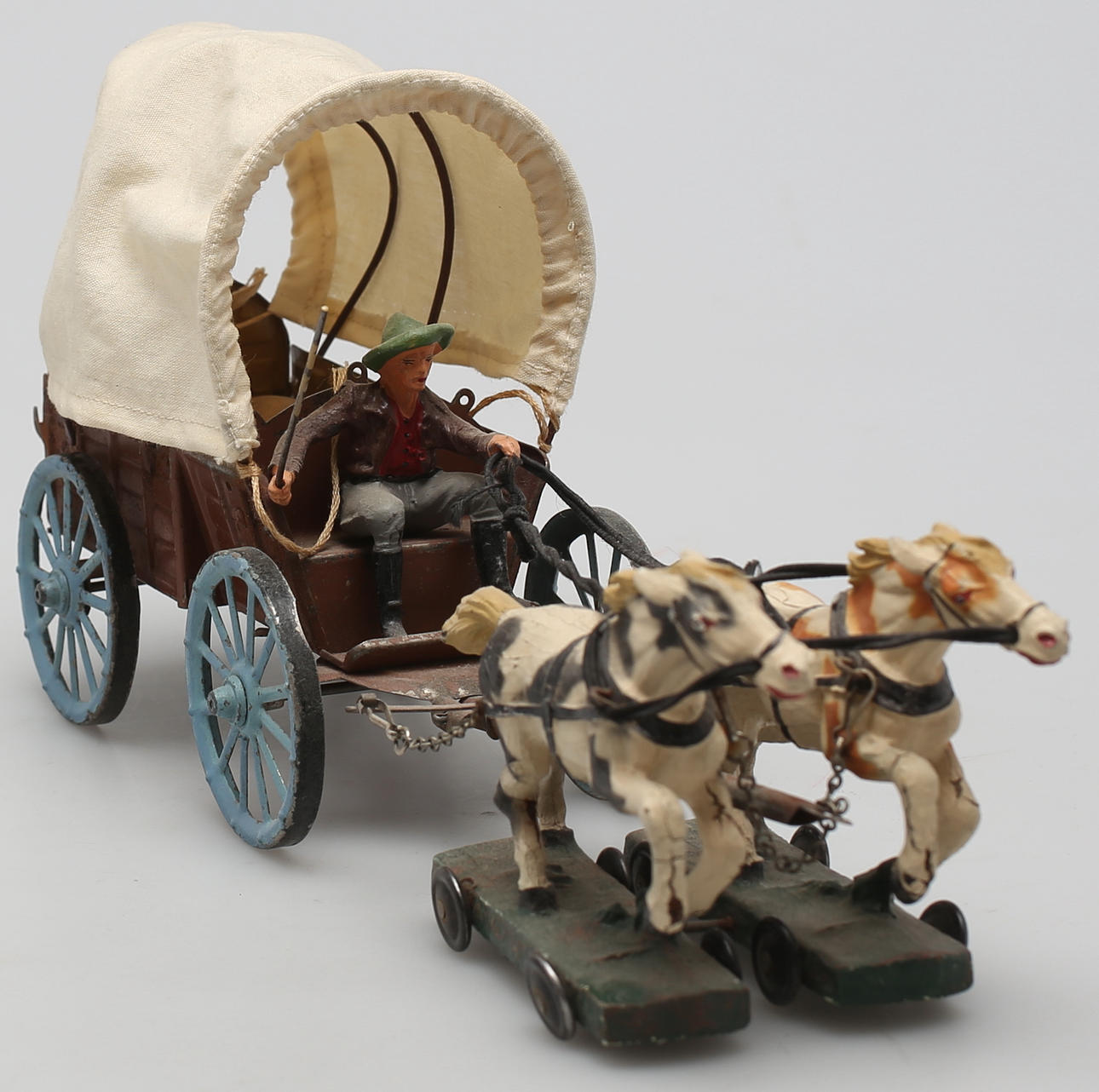 COWBOYVAGN i elastolin och plåt med tillhörande tunna, säck och tält.