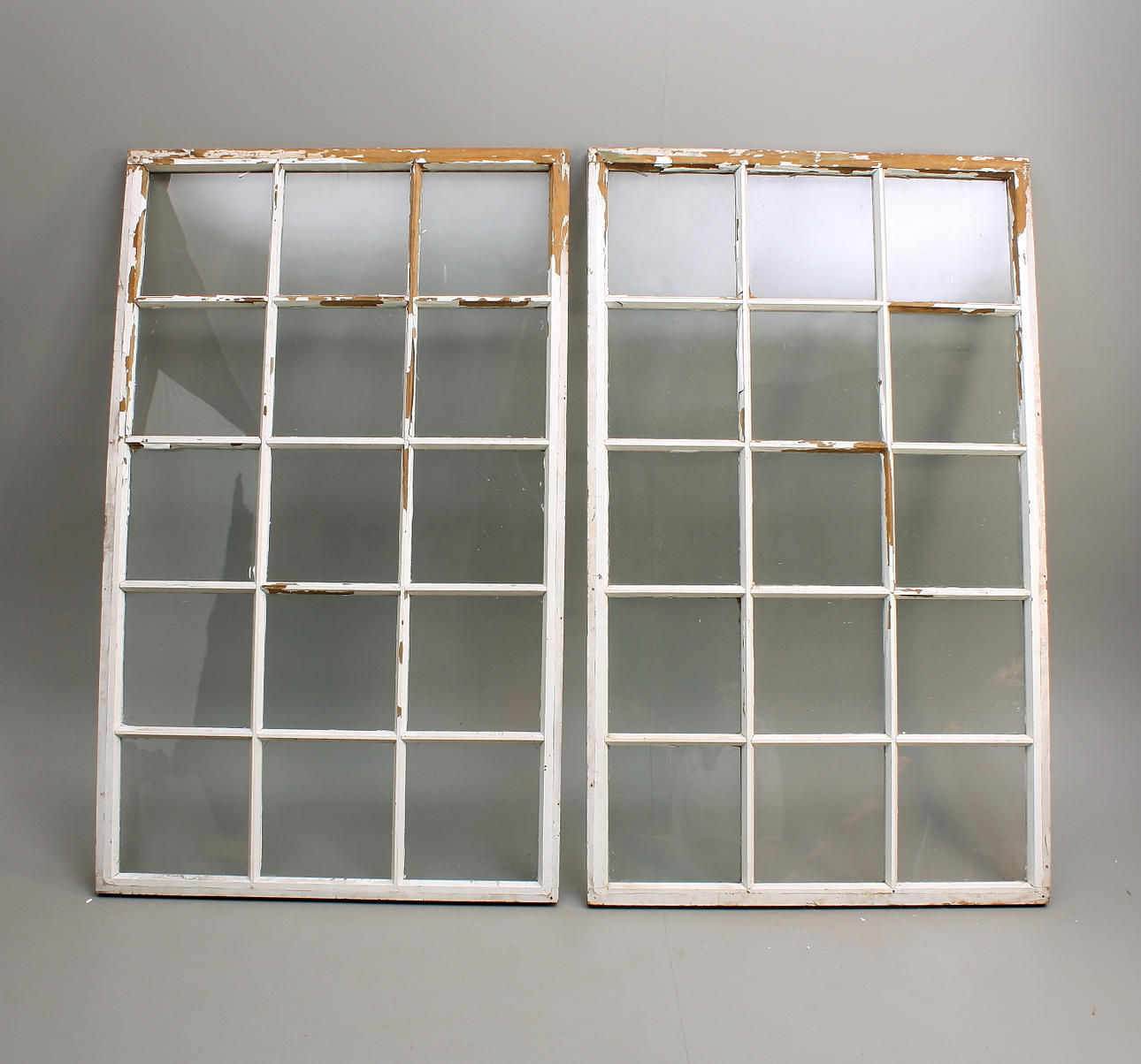 FÖNSTERBÅGAR 2 st, småspröjsad, tidigt 1900-tal.