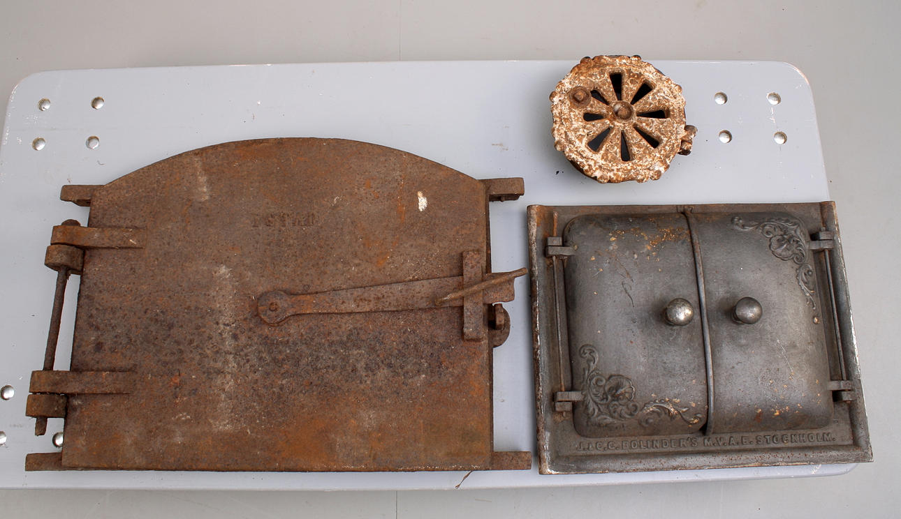 GJUTJÄRNSLUCKOR 2 st + VENTIL gjutjärn, 1800-/1900-tal.