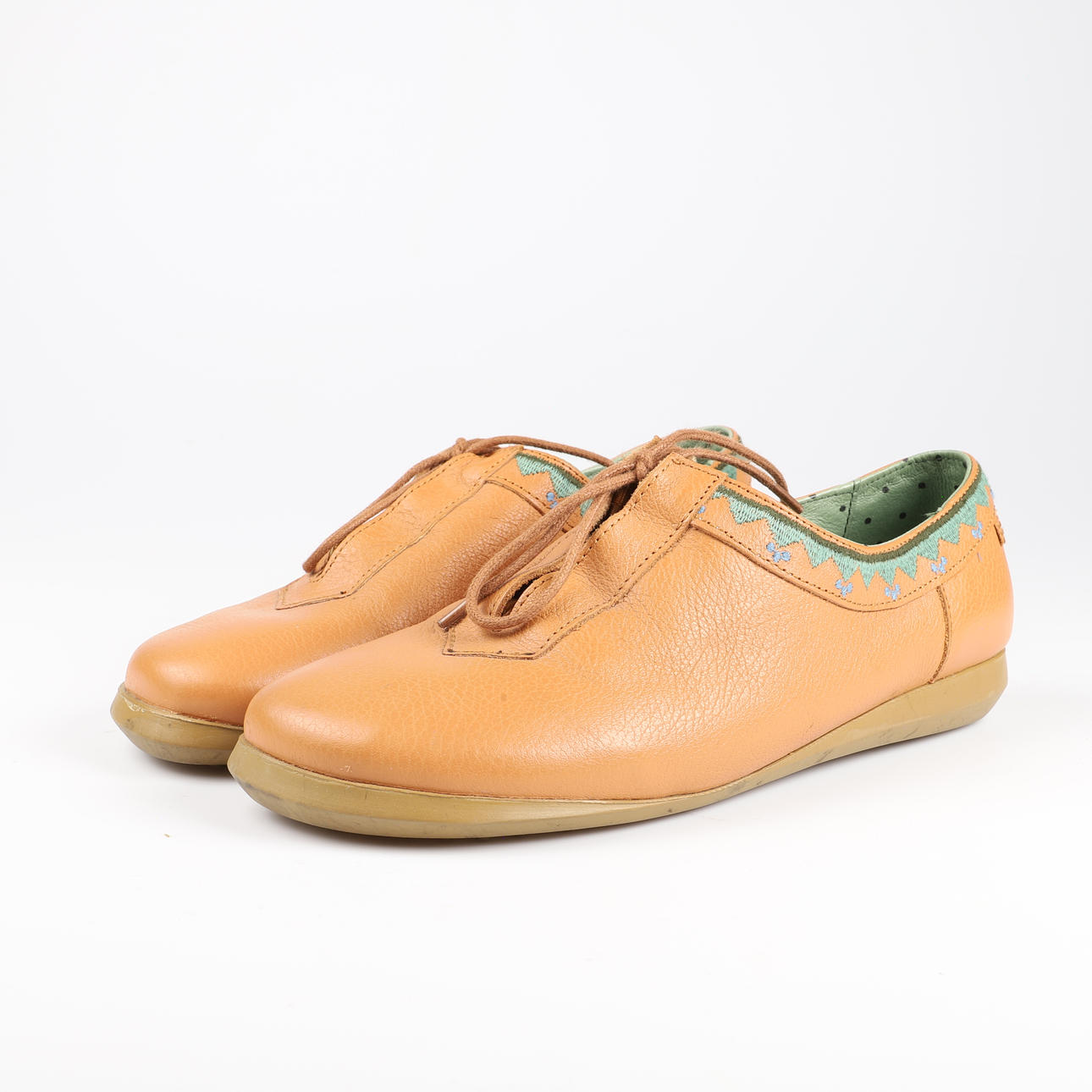 GUDRUN SJÖDÉN. Sko, brunt læder med broderi.