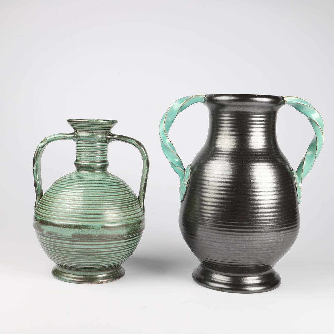 VASER MED HÄNKLAR, 2 stycken, keramik, Ekeby.