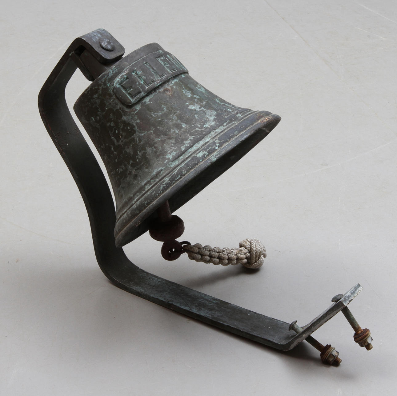 SKEPPSKLOCKA med fäste, märkt "Ellen". 1900-talets första hälft.