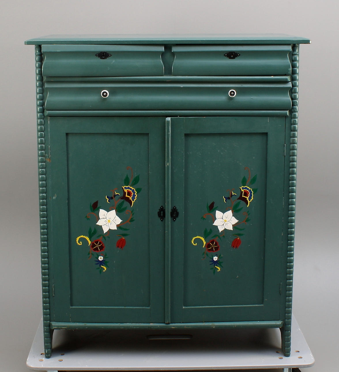 SKÄNK, målad, trä 1800-/1900-tal.