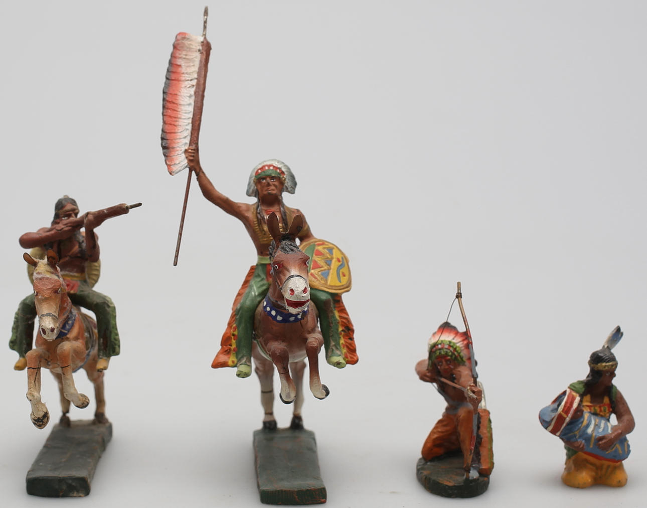 INDIANER (4). Elastolin.