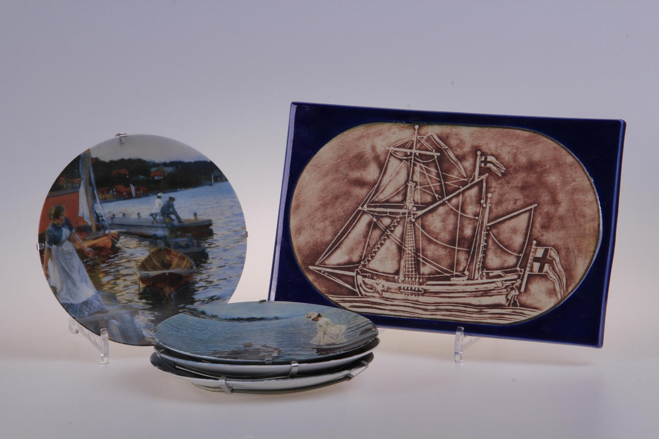 VÄGGRELIEF, och tallrikar, 5 delar, Rörstrand.