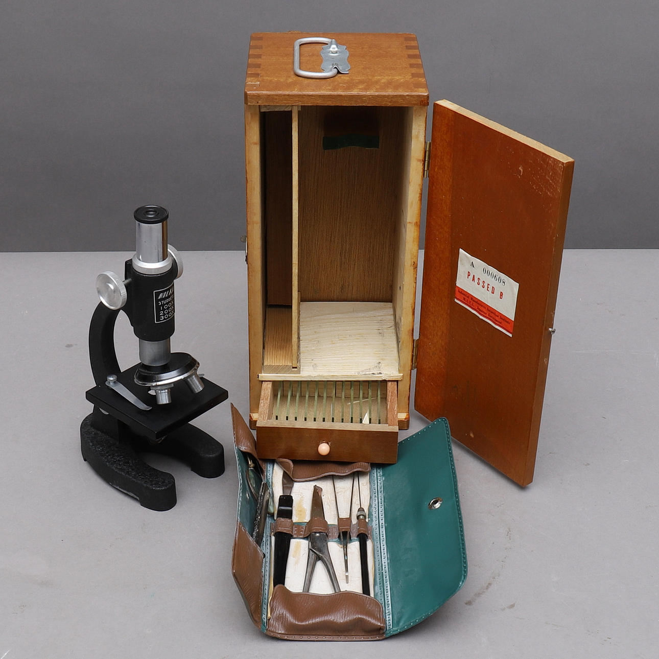 MICROSCOPE, Hilka, in wooden box with accessories.