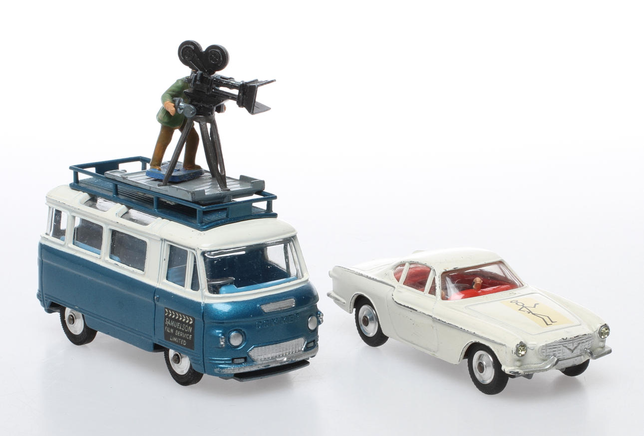 CORGI TOYS COMMER BUS och HELGONETS VOLVO P1800.