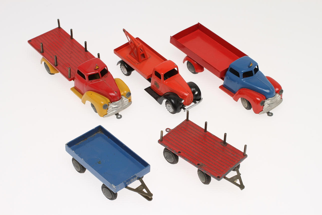 MODELLBILAR TEKNO 3 stycken med 2 släp.