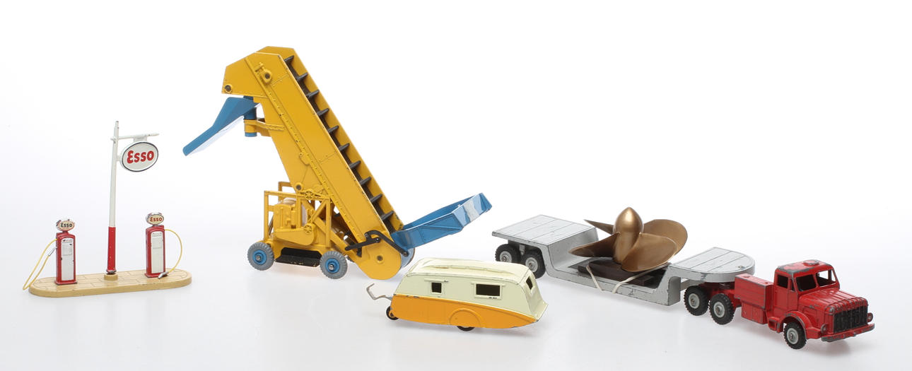 DINKY TOYS LASTBIL 986 med LAST, 964 LASTARE, 781 BENSINMACK och 190 HUSVAGN.