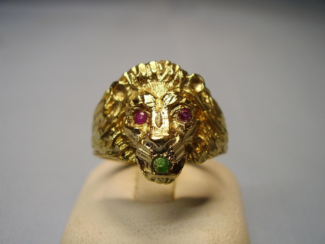 HERRENRING LÖWENKOPF-RING SMARAGD + RUBINE.