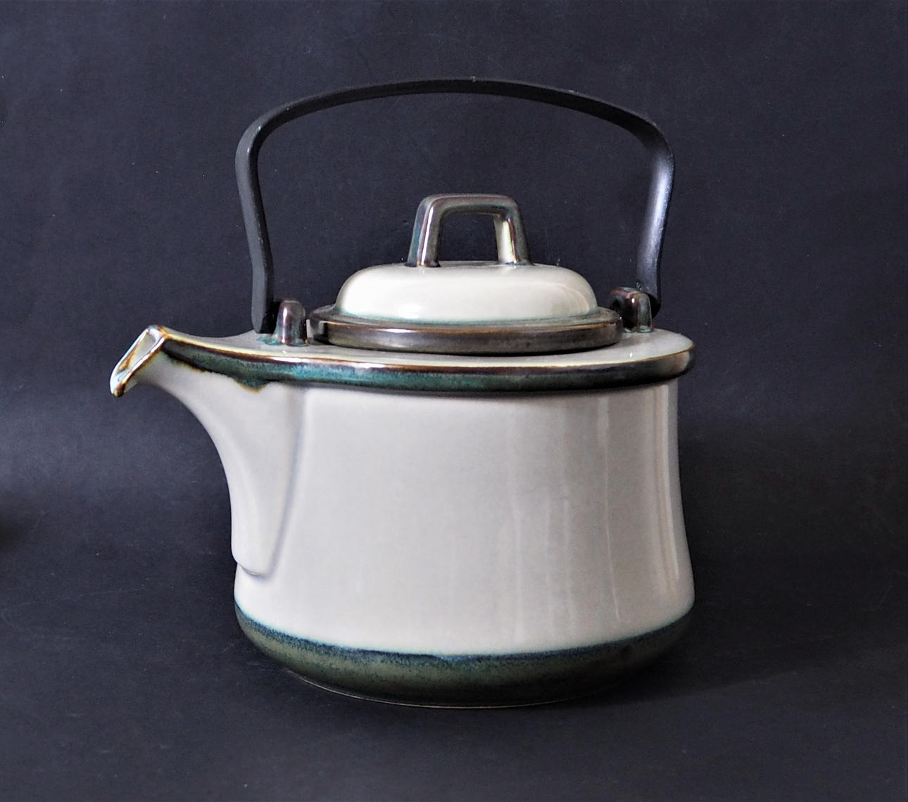 TEKANNA, stengods, "Tema", Bing & Gröndahl, Danmark.