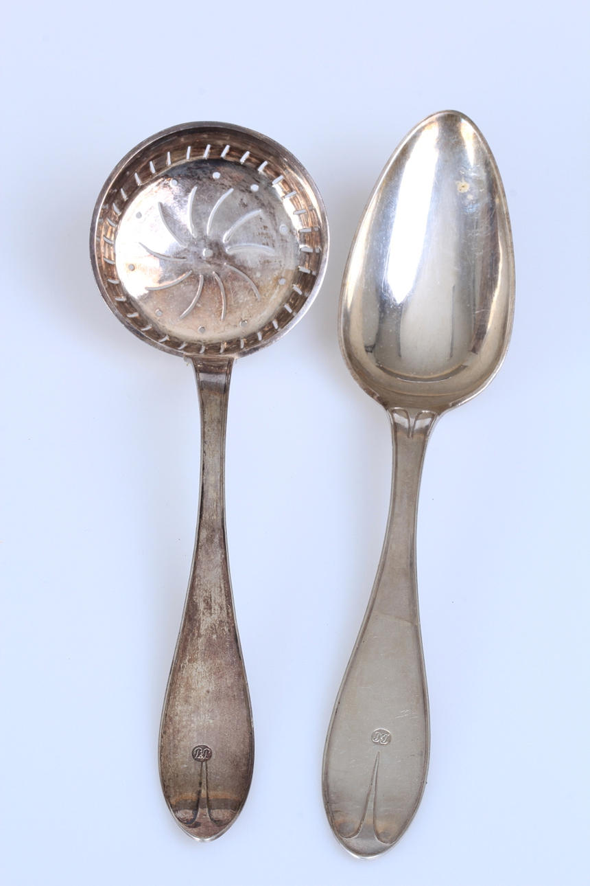 MATSKED OCH SOCKERSTRÖARE, Silver, Johan Carlsson, Norrköping, 1824, 135g.