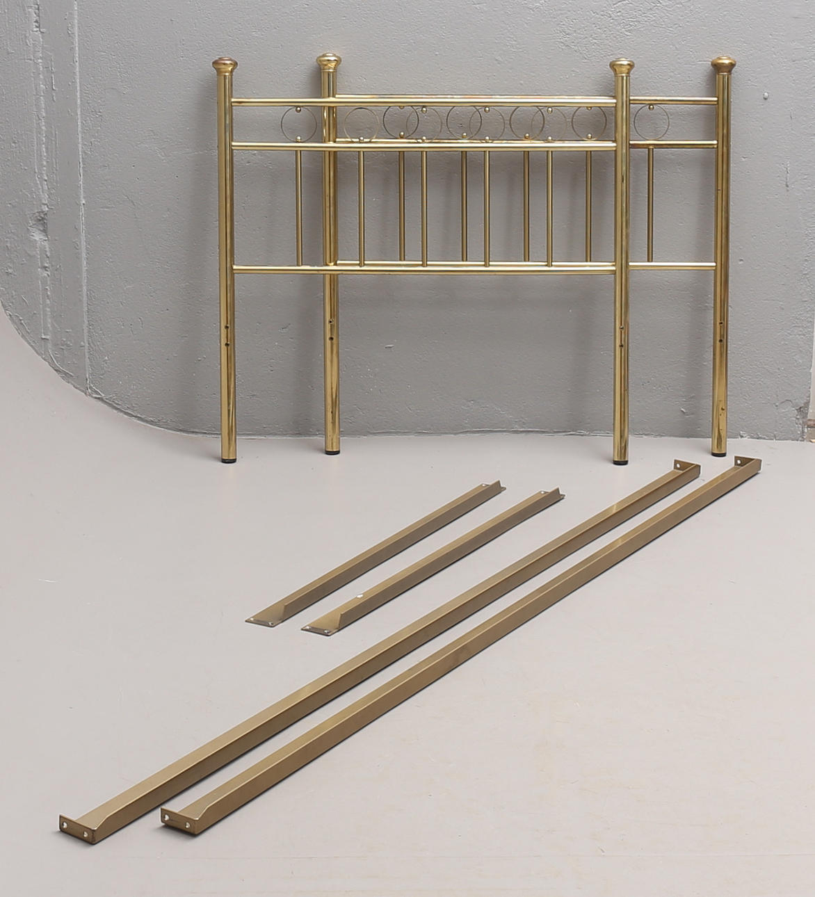 SÄNGRAM, metall, 1900-talets andra hälft.