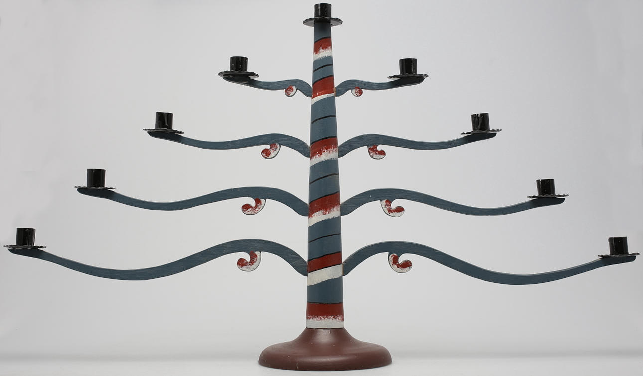 ÅTTAARMAD LJUSSTAKE i bemålad trä, 1950-tal.