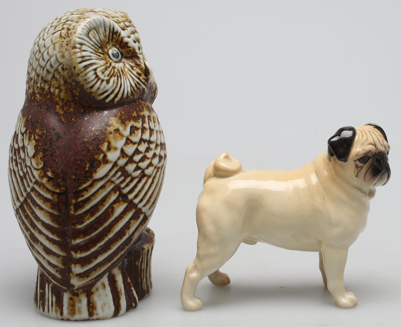 FIGURINER. "Flock" Gustavsberg, Sweden Signerad SW (Sven Wejsfelt) och mops, Otydlig stämplad (England)?