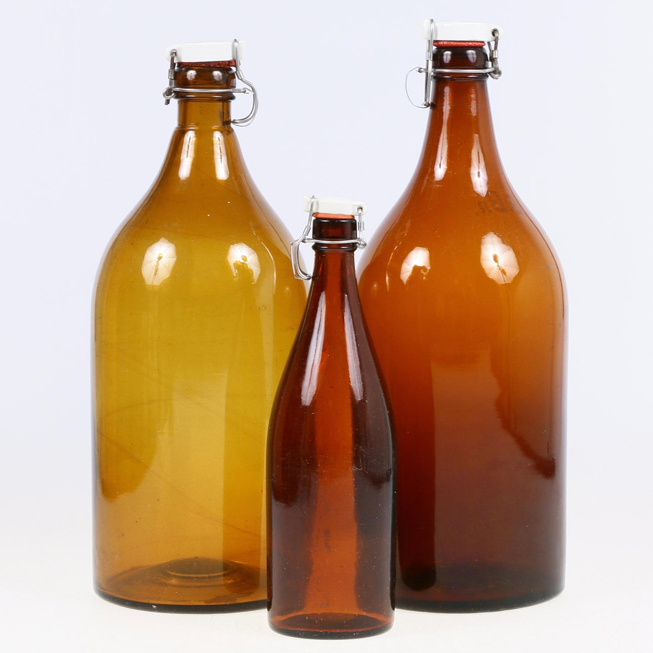 BRYGGERIFLASKOR, 3 st. Glas, delvis Bryggeribolaget Gnesta.