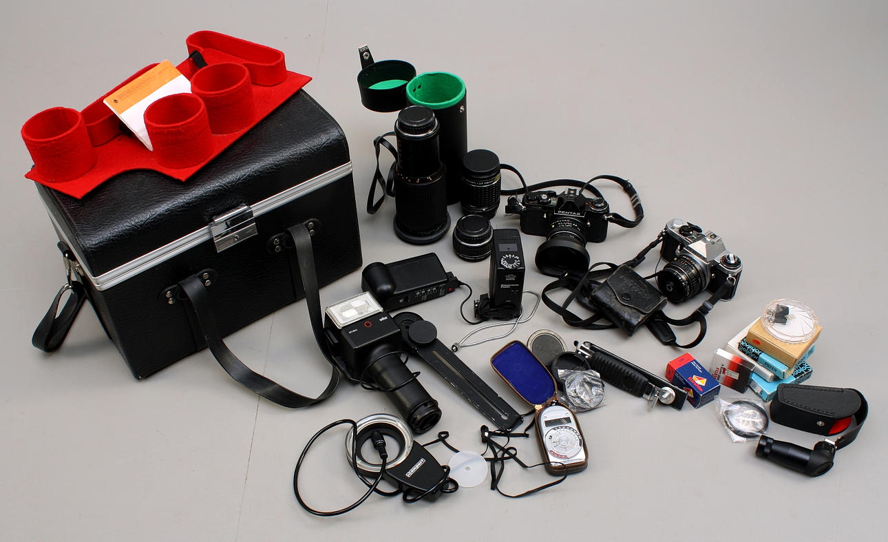 KAMERAUTRUSTNING, Pentax kameror 2 st, objektiv med tillbehör.