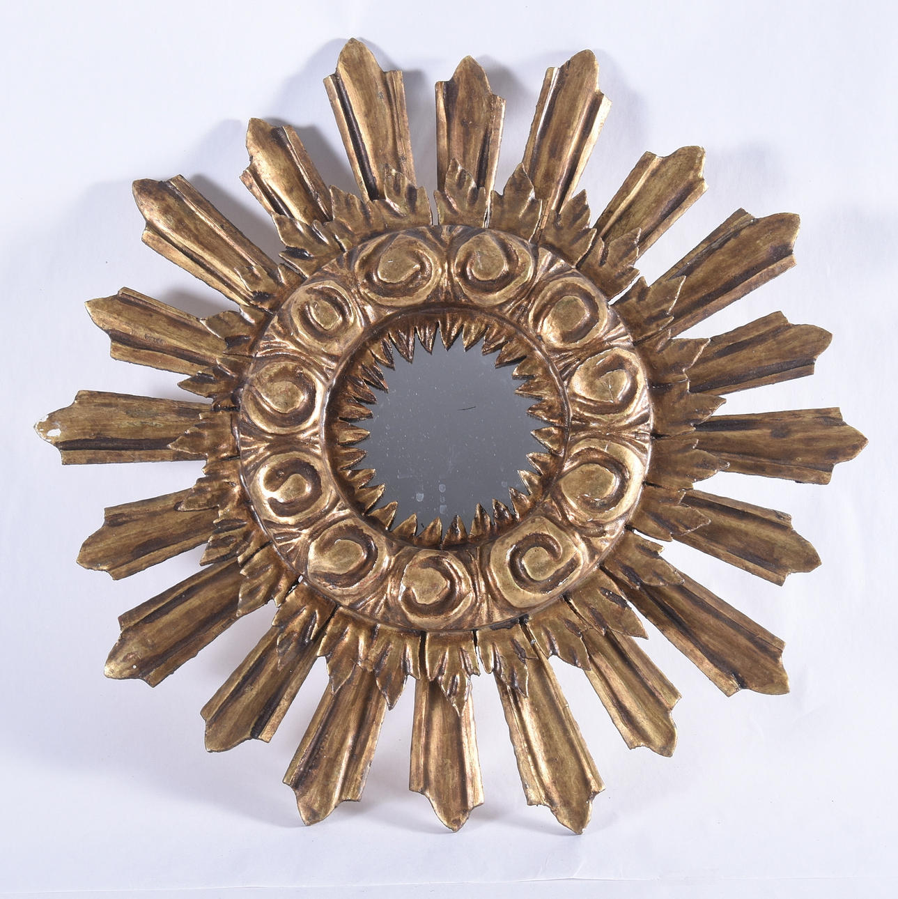 SOLSPEGEL, bronserat trä, 1900-tal.