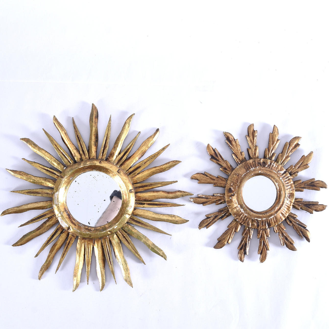 SOLSPEGLAR, 2 st, bronserat trä, 1900-tal.