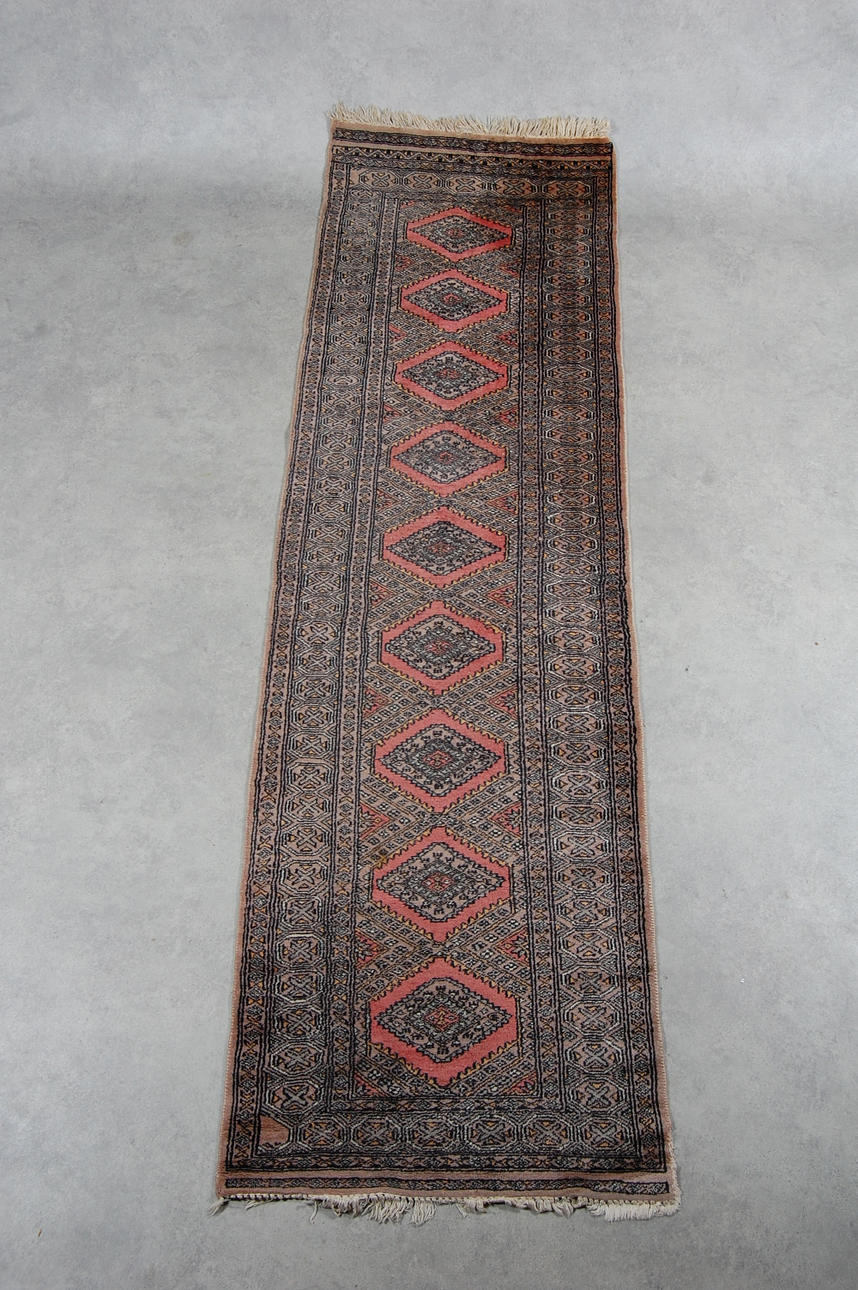 GALLERIMATTA, handknuten, Pakistan, 266 x 78 cm.