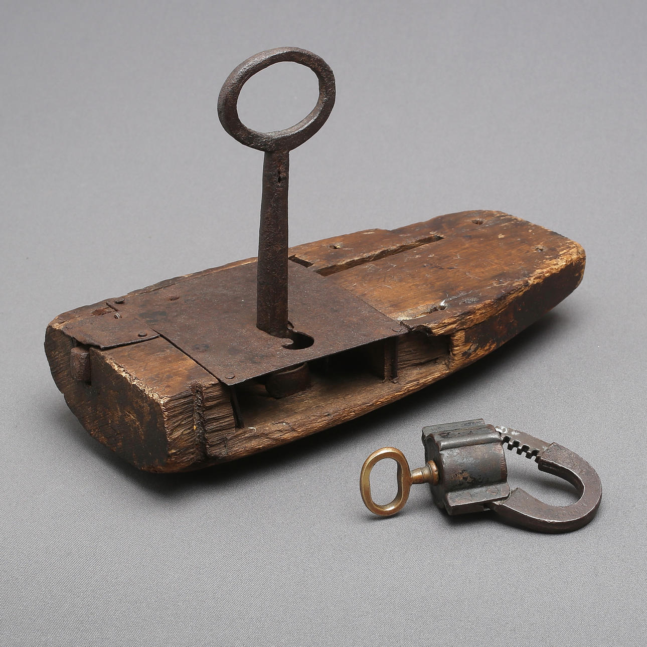 SCHLOSS, 2 Stück, davon ein Stangenschloss, 18./19.