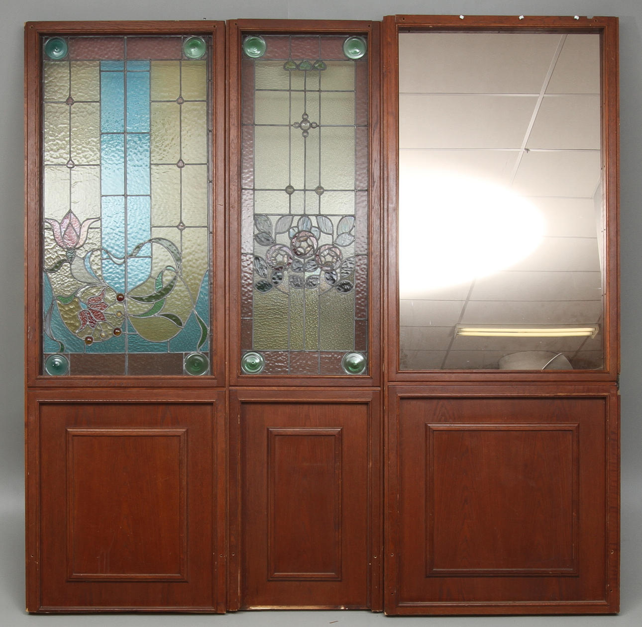 VÄGGFÄLT, 3 st, var av två med infällda blyinfattade fönsterglas, jugendstil, 1900-tal.