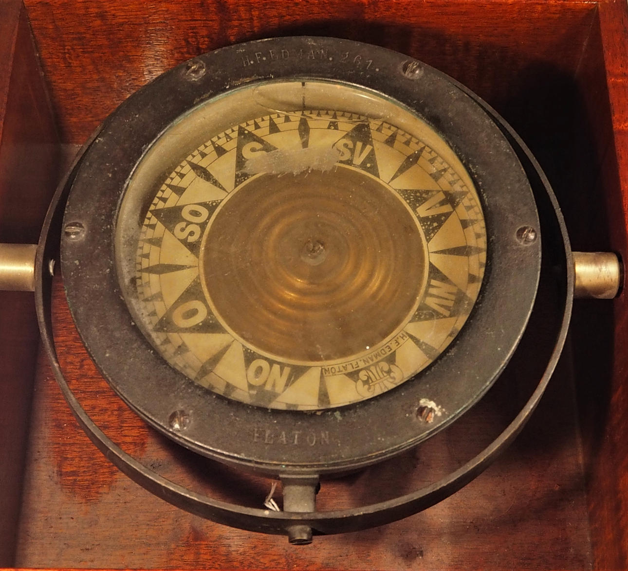 KOMPASSI LAATIKOSSA, merkintä "HF EDMAN, FLATÖN", noin 1900.